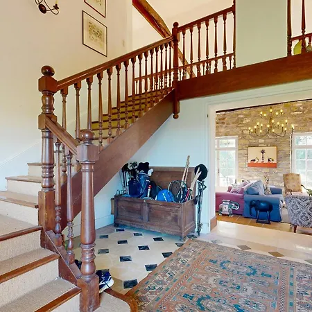 In With Private Swimming Pool, Be Inside Or Outside Oregue